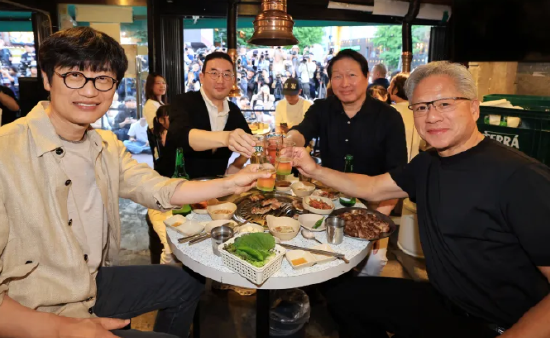 英伟达CEO黄仁勋:“我和谁吃饭,对方股价第二天就翻倍”